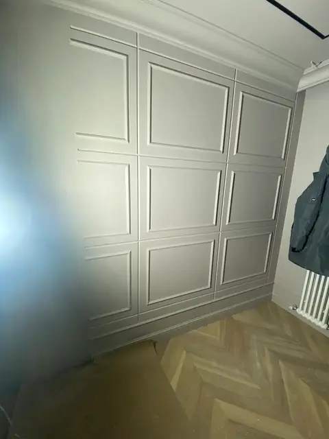 Стена с объёмными молдингами