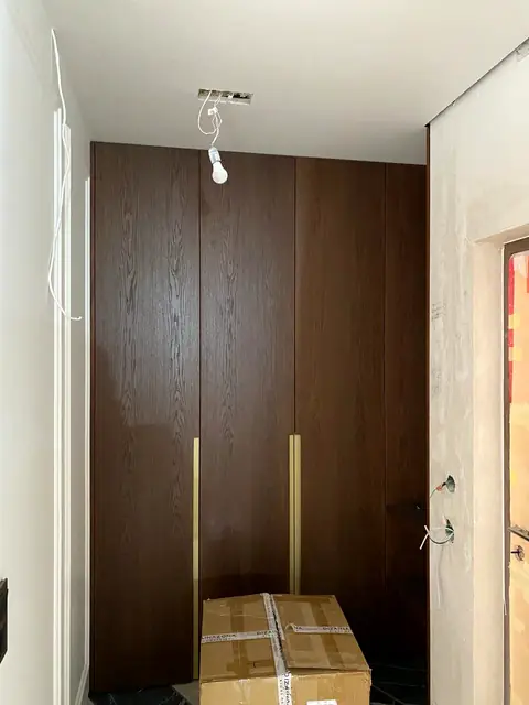Шкаф с фасадами из шпона и латунными ручками